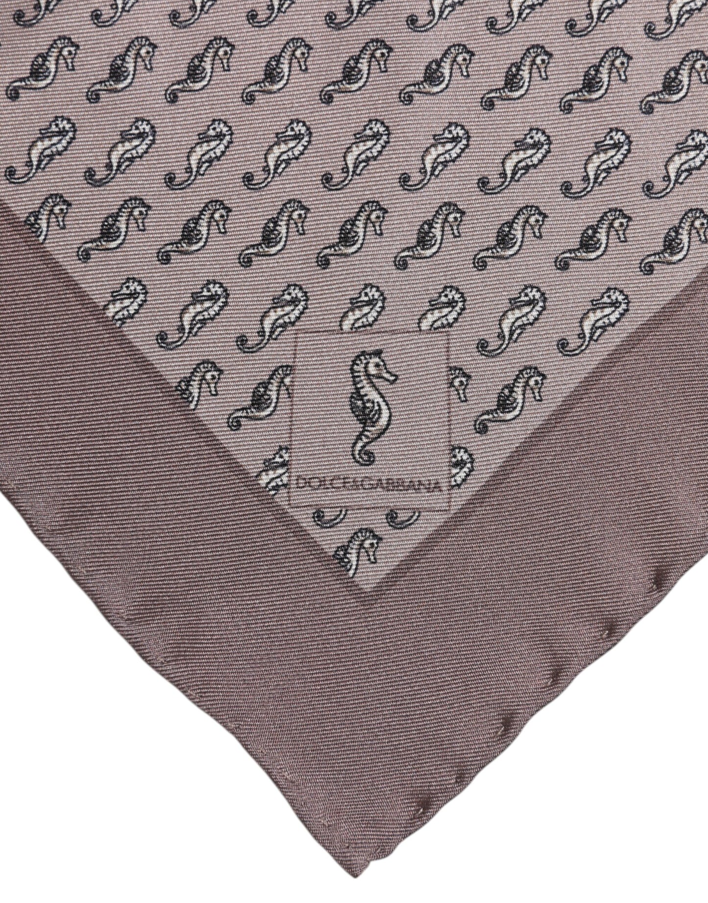 Dolce & Gabbana – Quadratischer Foulard aus Seide mit Seepferdchenmuster in Braun