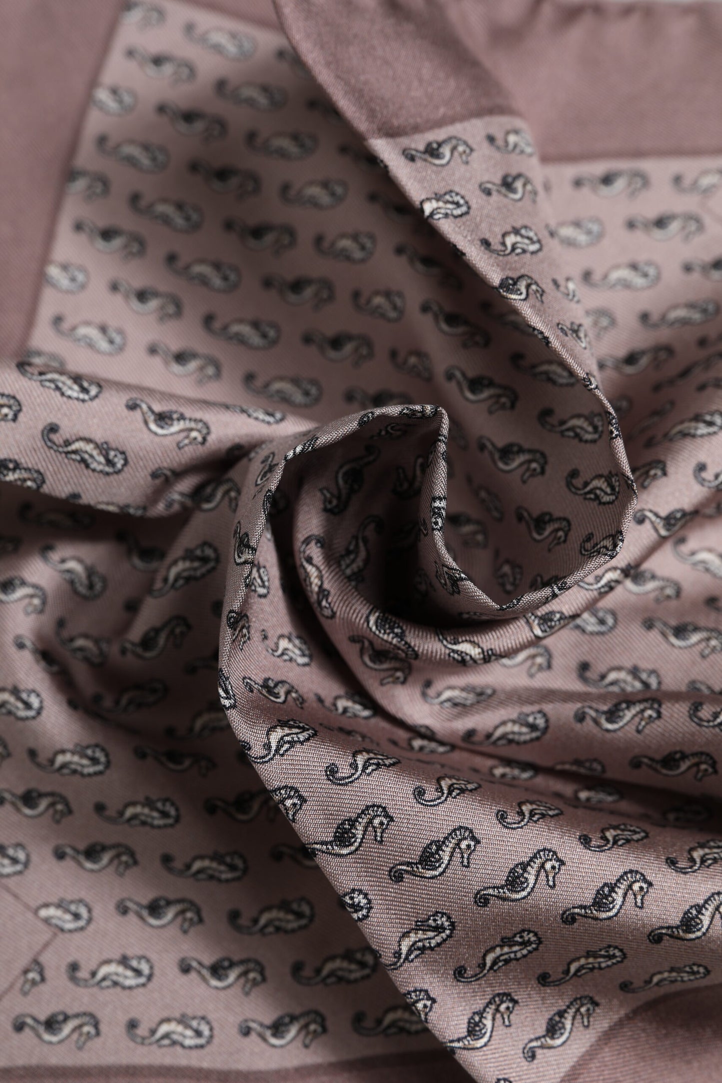 Dolce & Gabbana – Quadratischer Foulard aus Seide mit Seepferdchenmuster in Braun