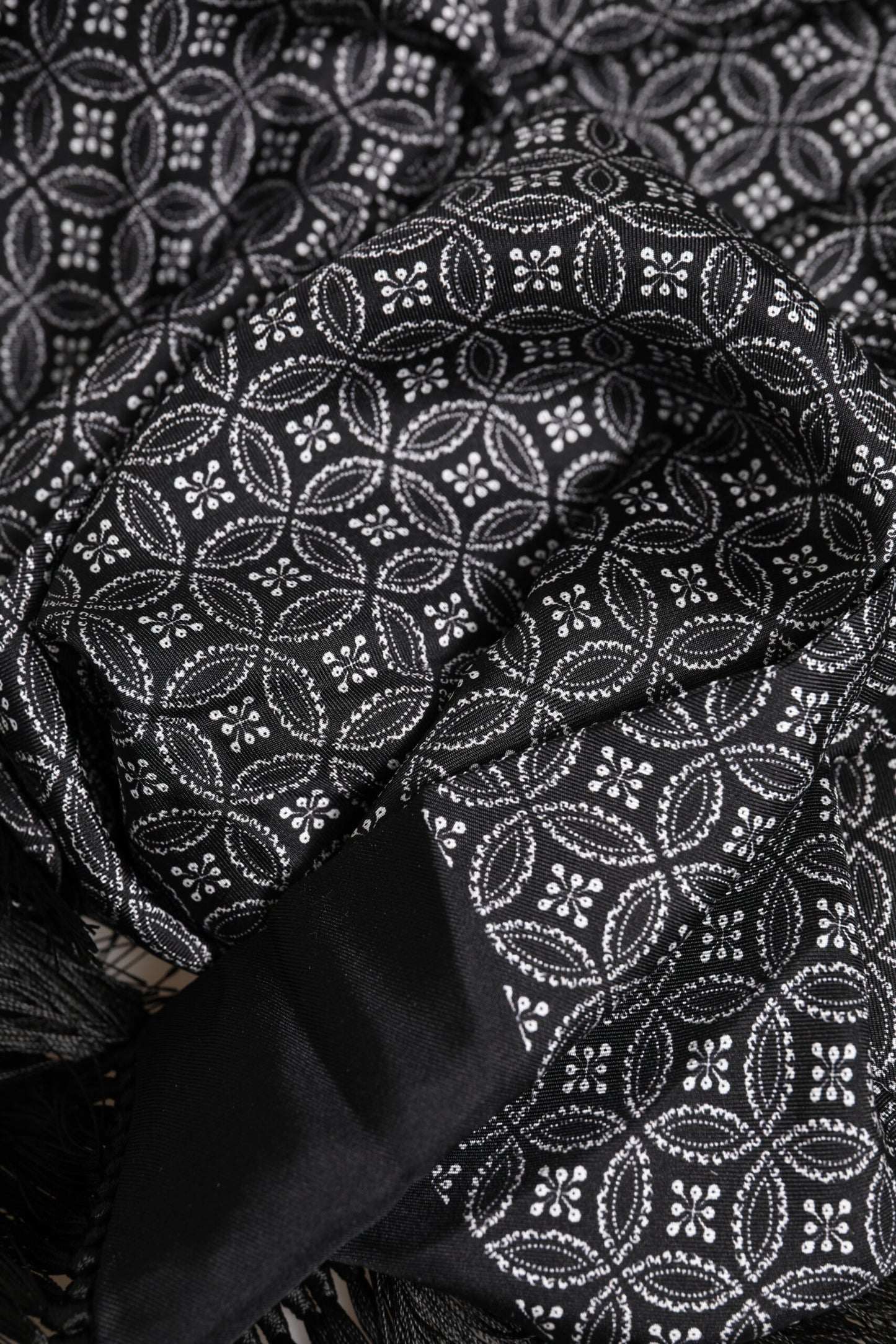 Dolce & Gabbana Schwarz gemusterter Herren-Foulardschal mit Fransen