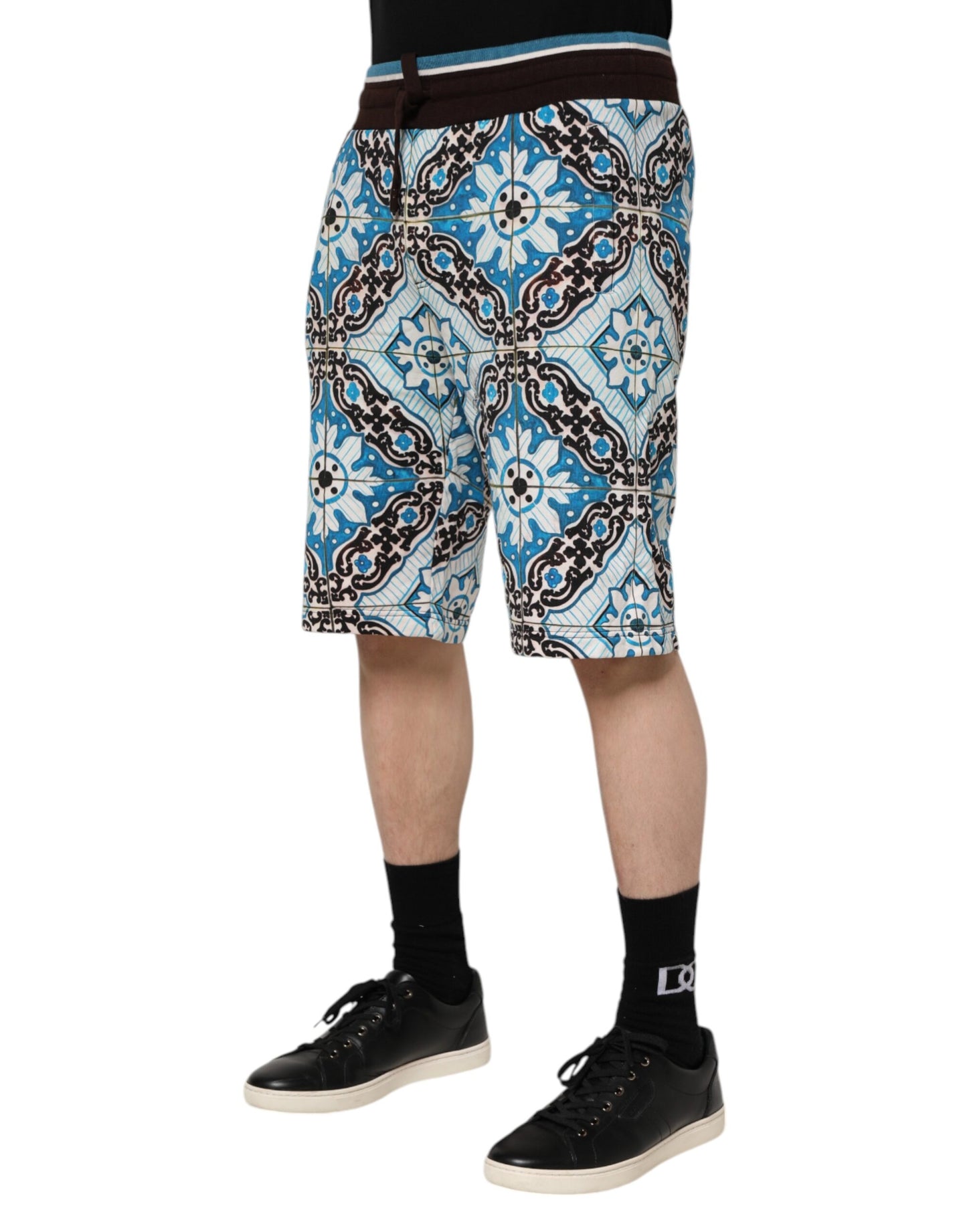 Dolce & Gabbana Mehrfarbige Bermudashorts aus Baumwolle mit Maiolica-Print