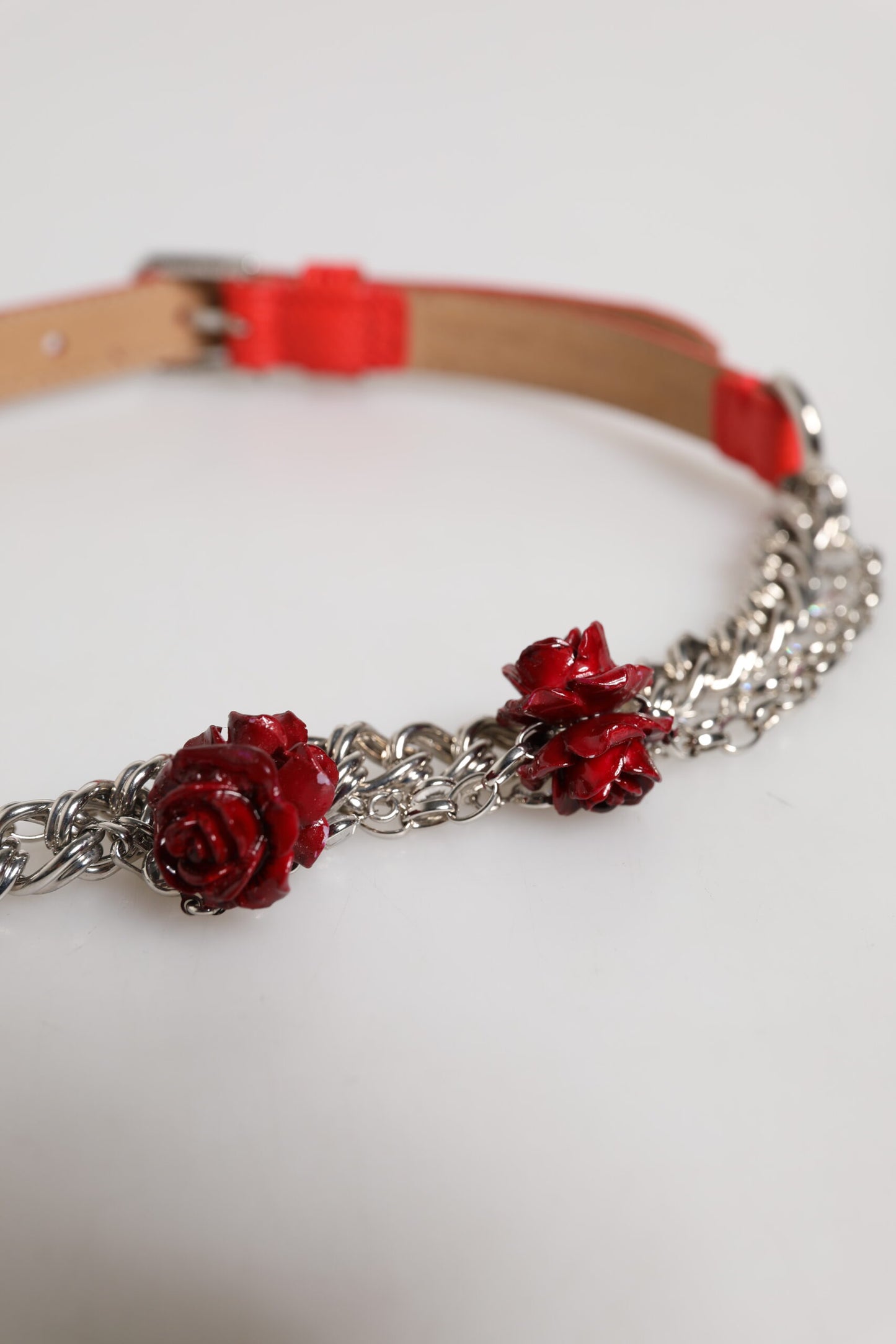 Dolce & Gabbana – Cintura-Gürtel aus rotem Leder mit silberner Kette und Blumenmuster