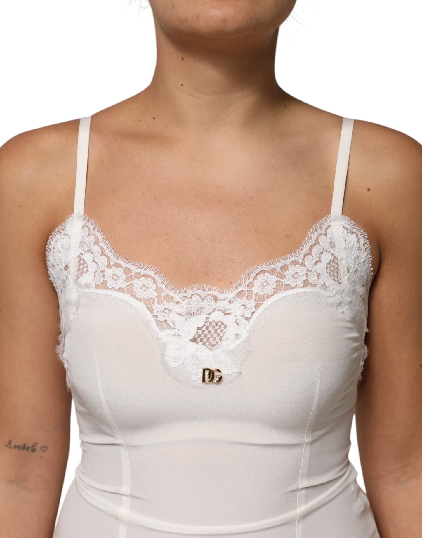 Dolce & Gabbana – Nachtwäsche aus Seide mit weißem Spitzen- und goldenem DG-Logo
