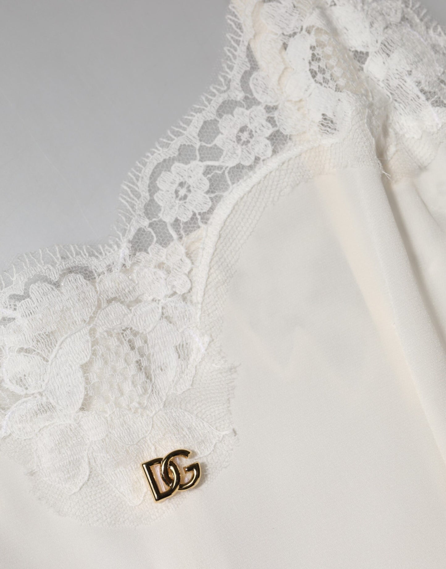 Dolce & Gabbana – Nachtwäsche aus Seide mit weißem Spitzen- und goldenem DG-Logo