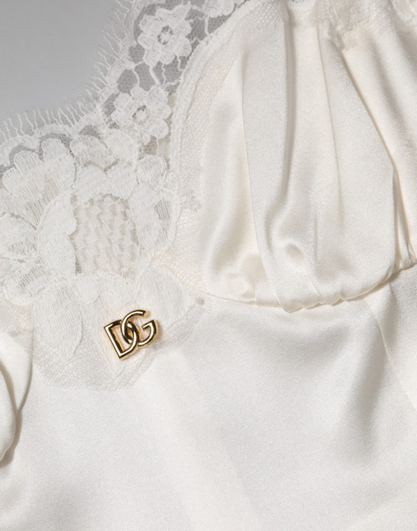 Dolce & Gabbana – Nachthemd aus Seide mit DG-Logo in Weiß