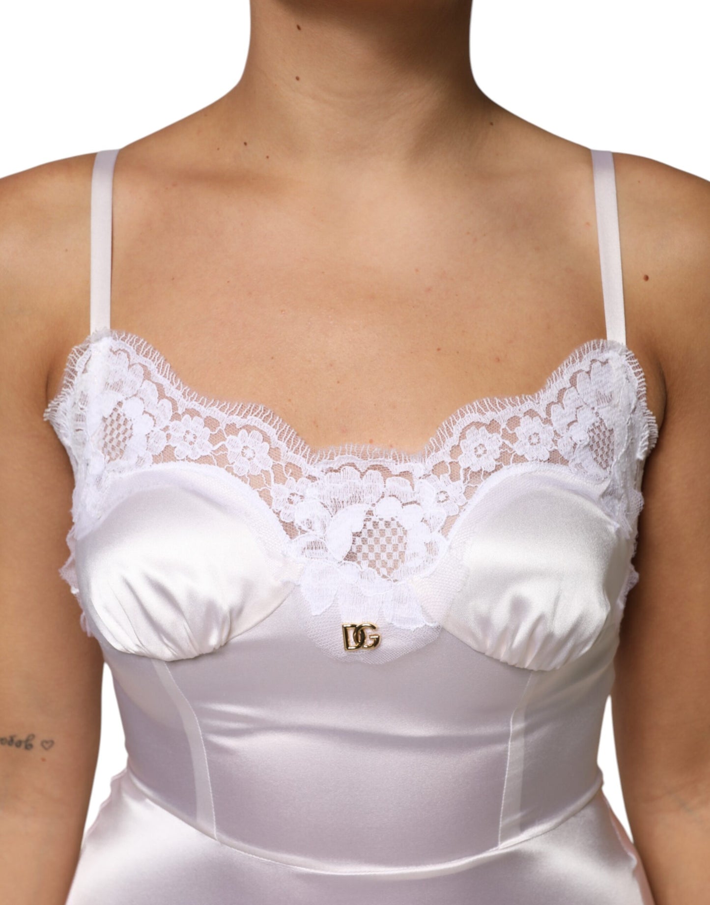Dolce & Gabbana – Nachtwäsche aus Seide mit weißem Spitzen- und goldenem DG-Logo