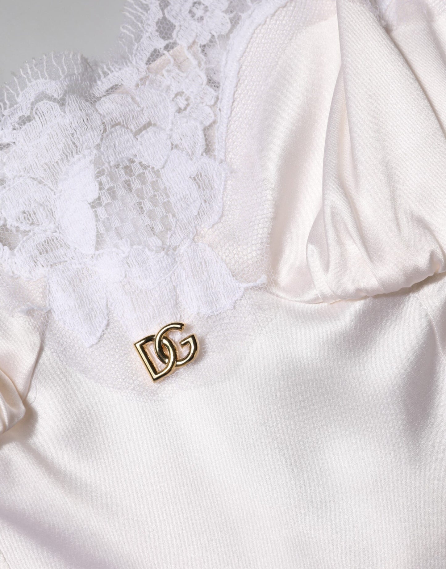 Dolce & Gabbana – Nachtwäsche aus Seide mit weißem Spitzen- und goldenem DG-Logo