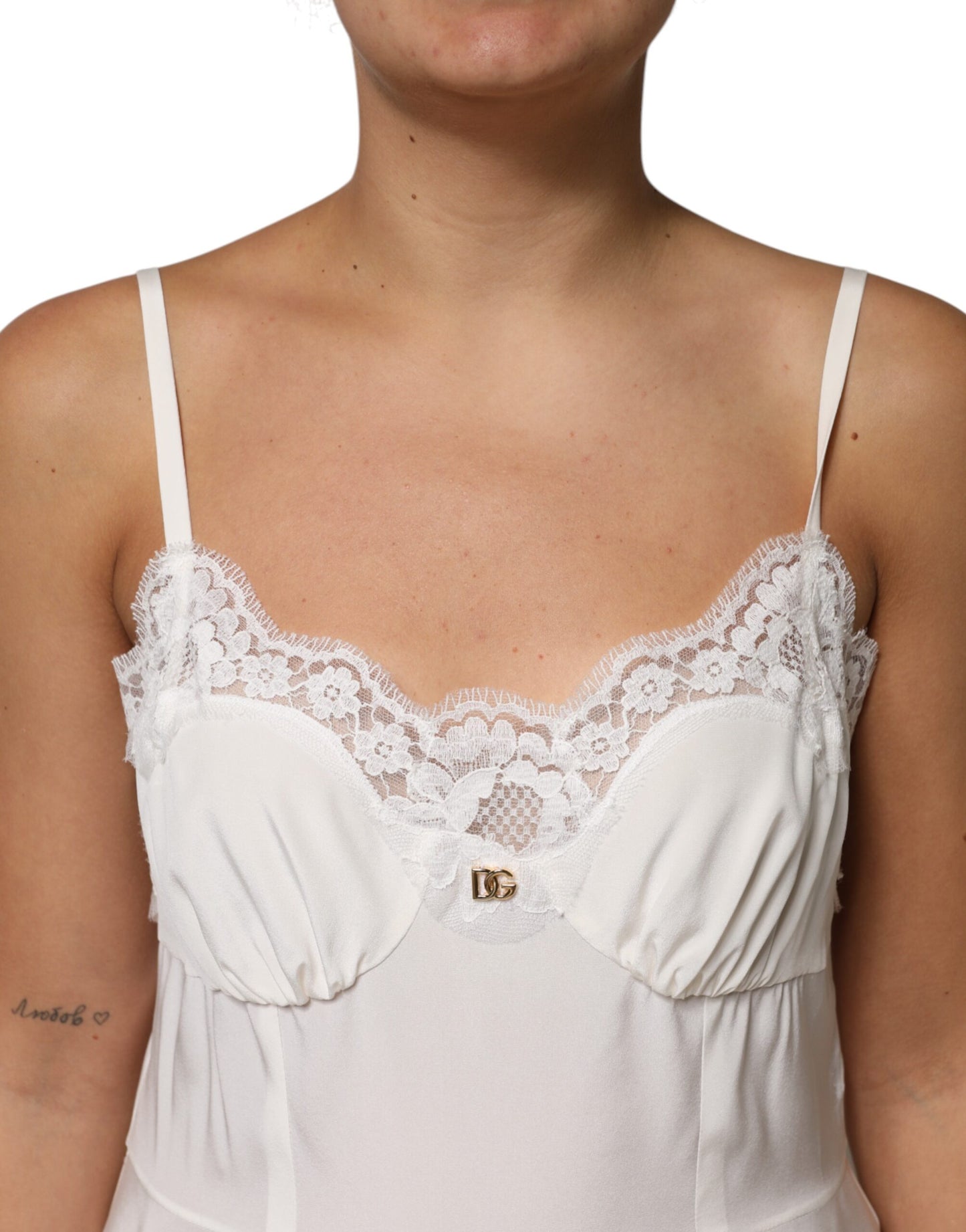 Dolce & Gabbana – Nachtwäsche aus Seide mit weißem Spitzen- und goldenem DG-Logo