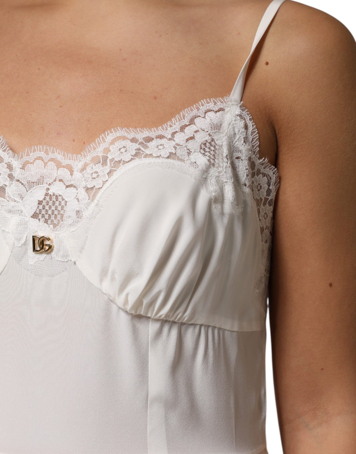 Dolce & Gabbana – Nachtwäsche aus Seide mit weißem Spitzen- und goldenem DG-Logo