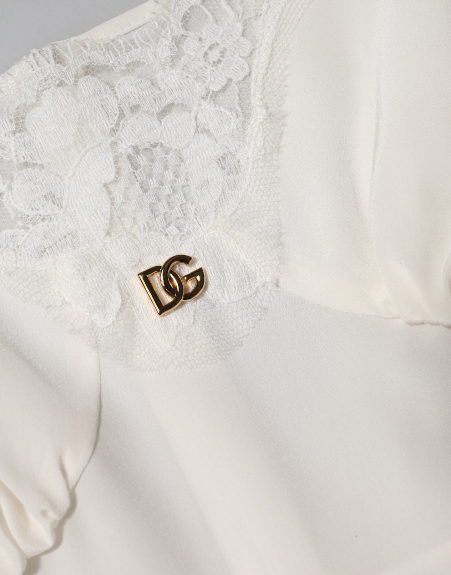 Dolce & Gabbana – Nachtwäsche aus Seide mit weißem Spitzen- und goldenem DG-Logo