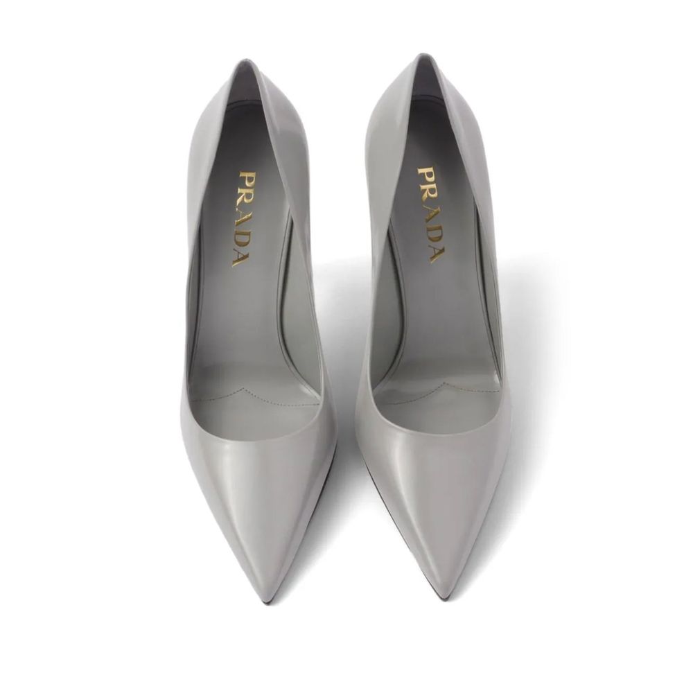 Prada Pumps aus gebürstetem Leder