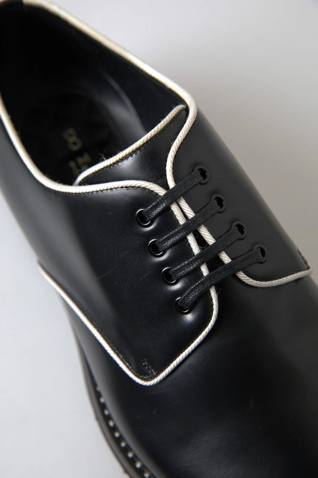 Dolce & Gabbana – Formelle Abendschuhe aus schwarzem und weißem Leder