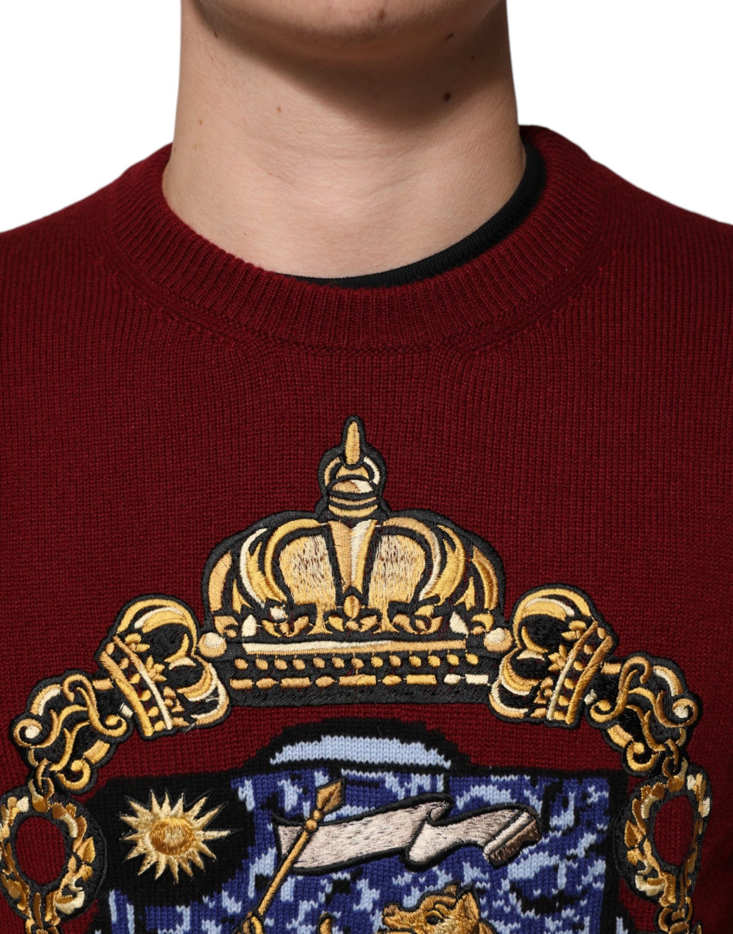 Dolce & Gabbana Burgunderroter Kaschmirpullover mit Löwenwappen
