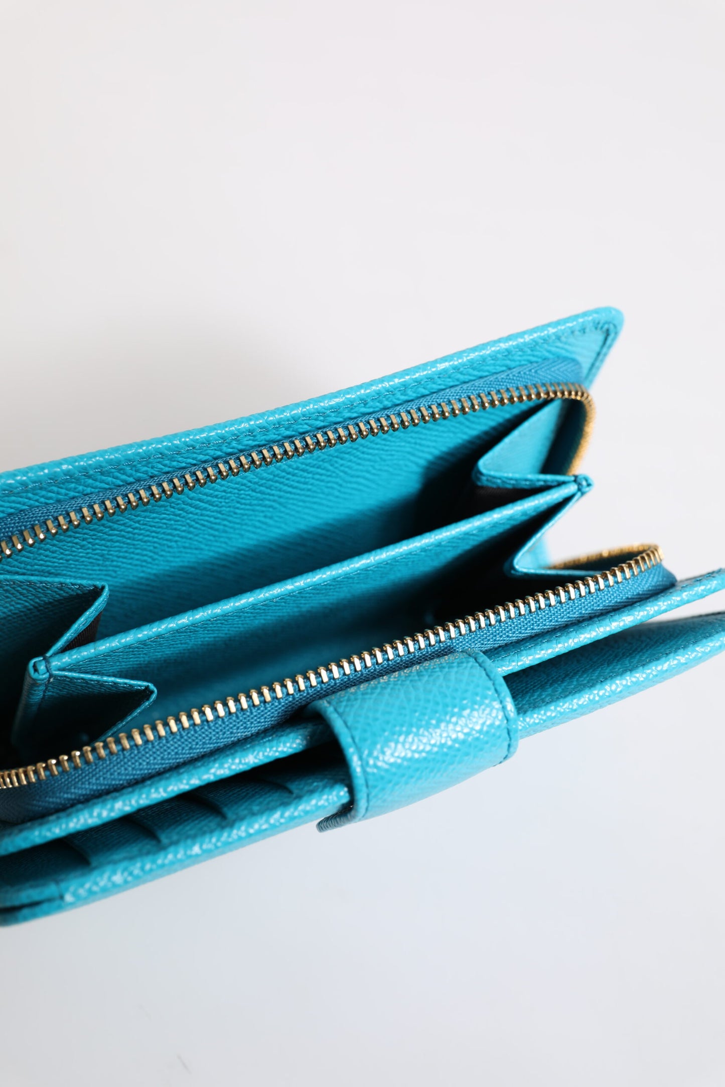 Dolce & Gabbana Hellblaue, zweifach faltbare Clutch aus Leder im Kontinentalstil