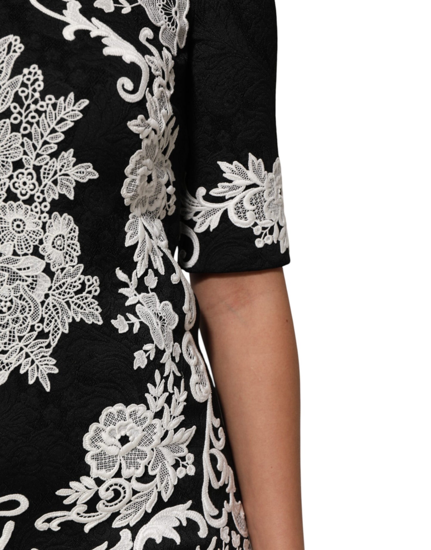 Dolce & Gabbana – Schwarzes A-Linien-Kleid mit kurzen Ärmeln und Spitzenbesatz