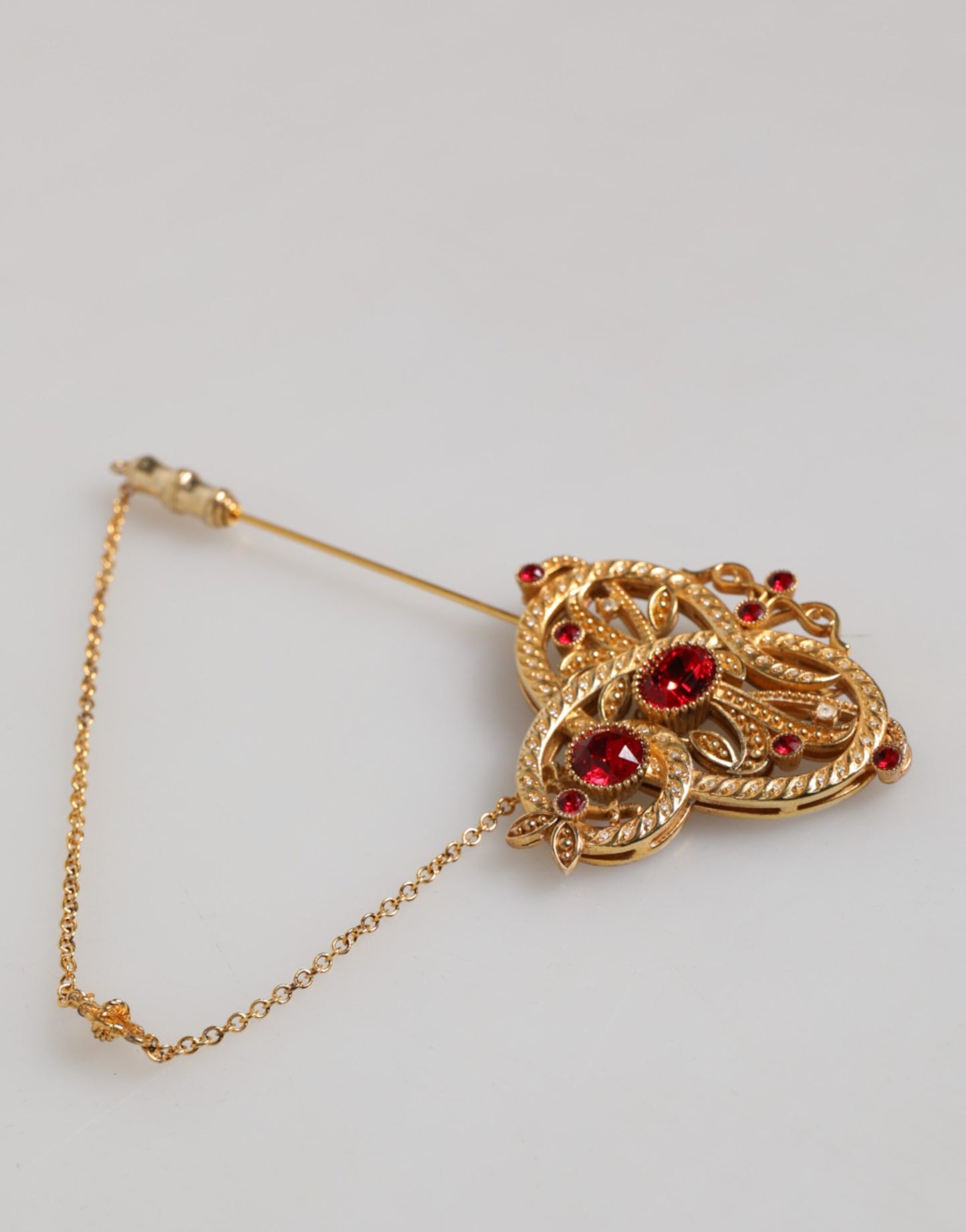 Dolce & Gabbana Goldfarbene Brosche aus 925er Sterlingsilber mit Kristallkette