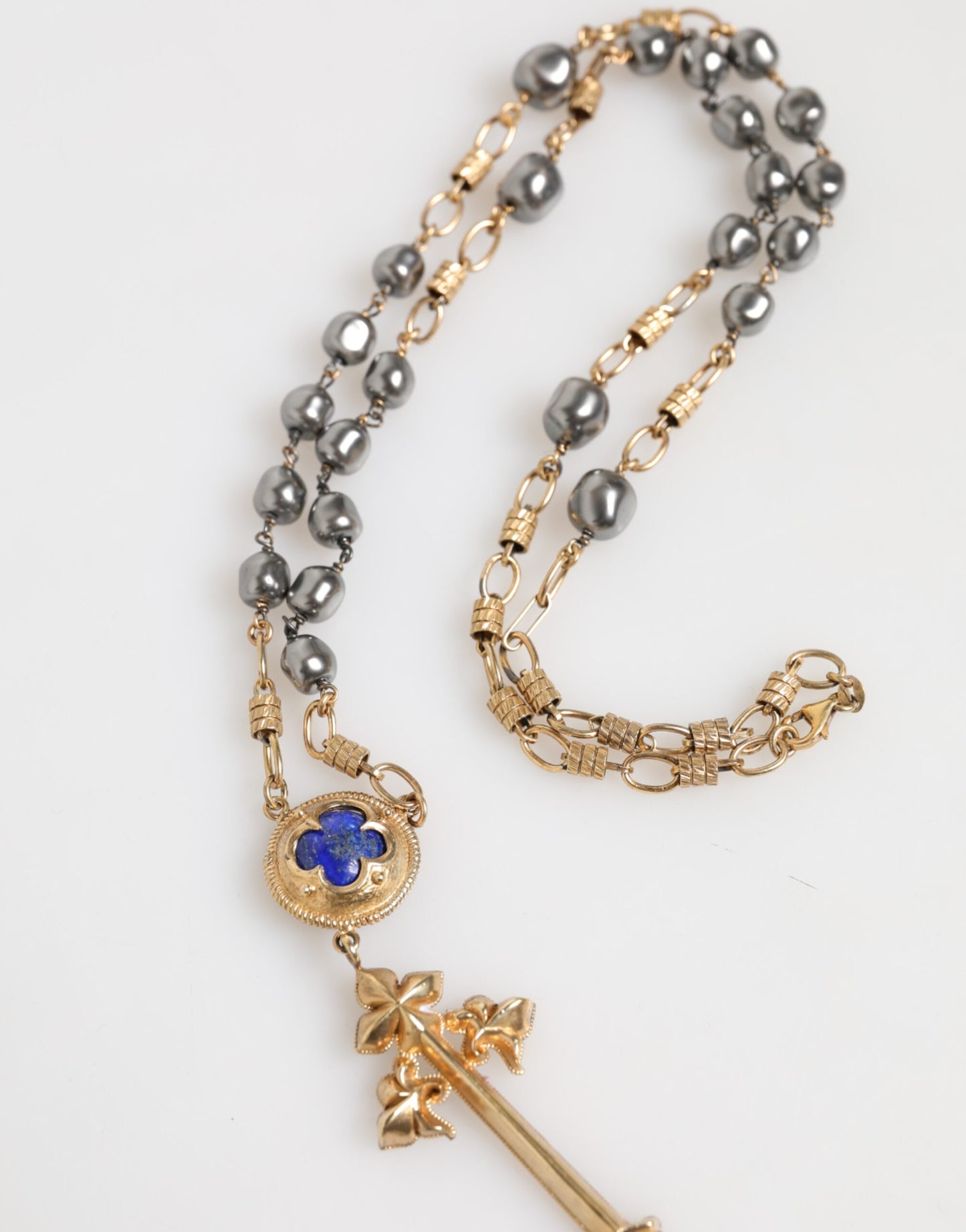 Dolce & Gabbana – Goldfarbene Halskette mit religiösem Kreuz und Perlenkette