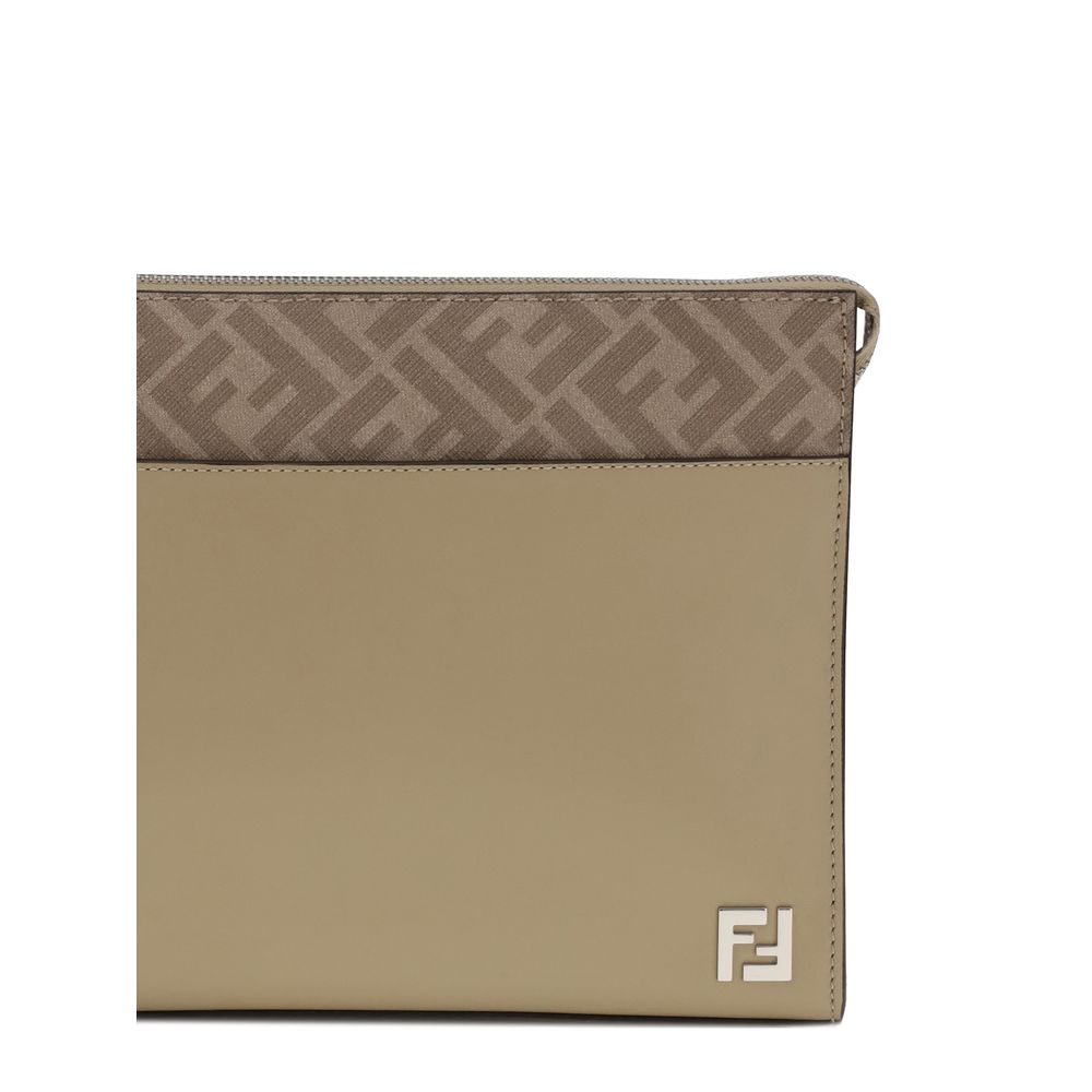 Fendi Clutch aus Leder und FF-Canvas