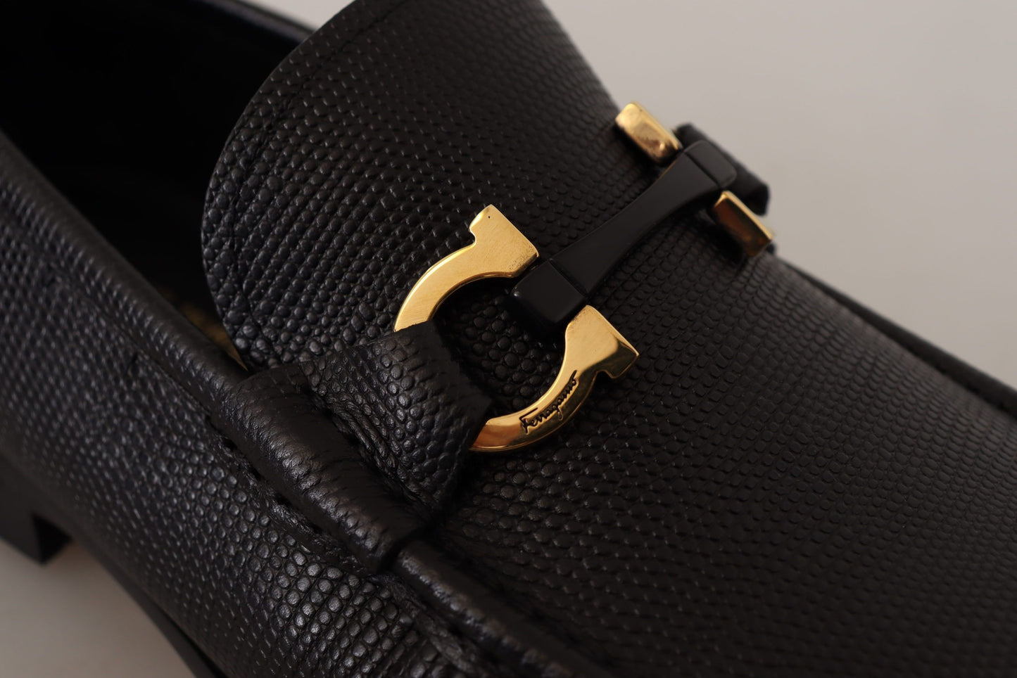 Salvatore Ferragamo Elegante Loafer aus schwarzem Kalbsleder