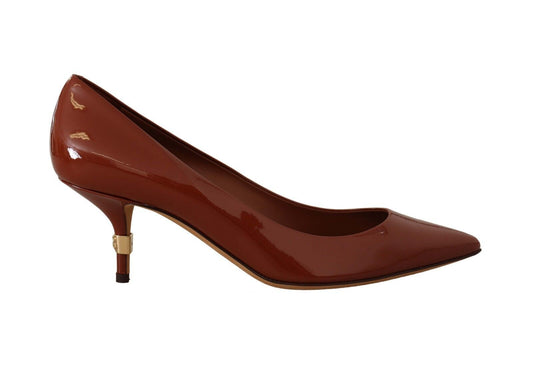 Dolce &amp; Gabbana – Braune Pumps mit Kitten Heels aus Lackleder