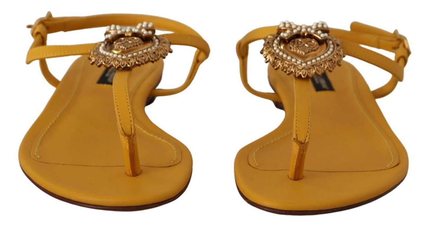 Dolce &amp; Gabbana – Devotion – Flache Sandalen aus senffarbenem Leder