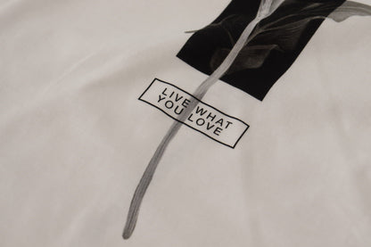Dolce &amp; Gabbana – T-Shirt aus Baumwolle mit Rundhalsausschnitt und weißen und schwarzen Rosen