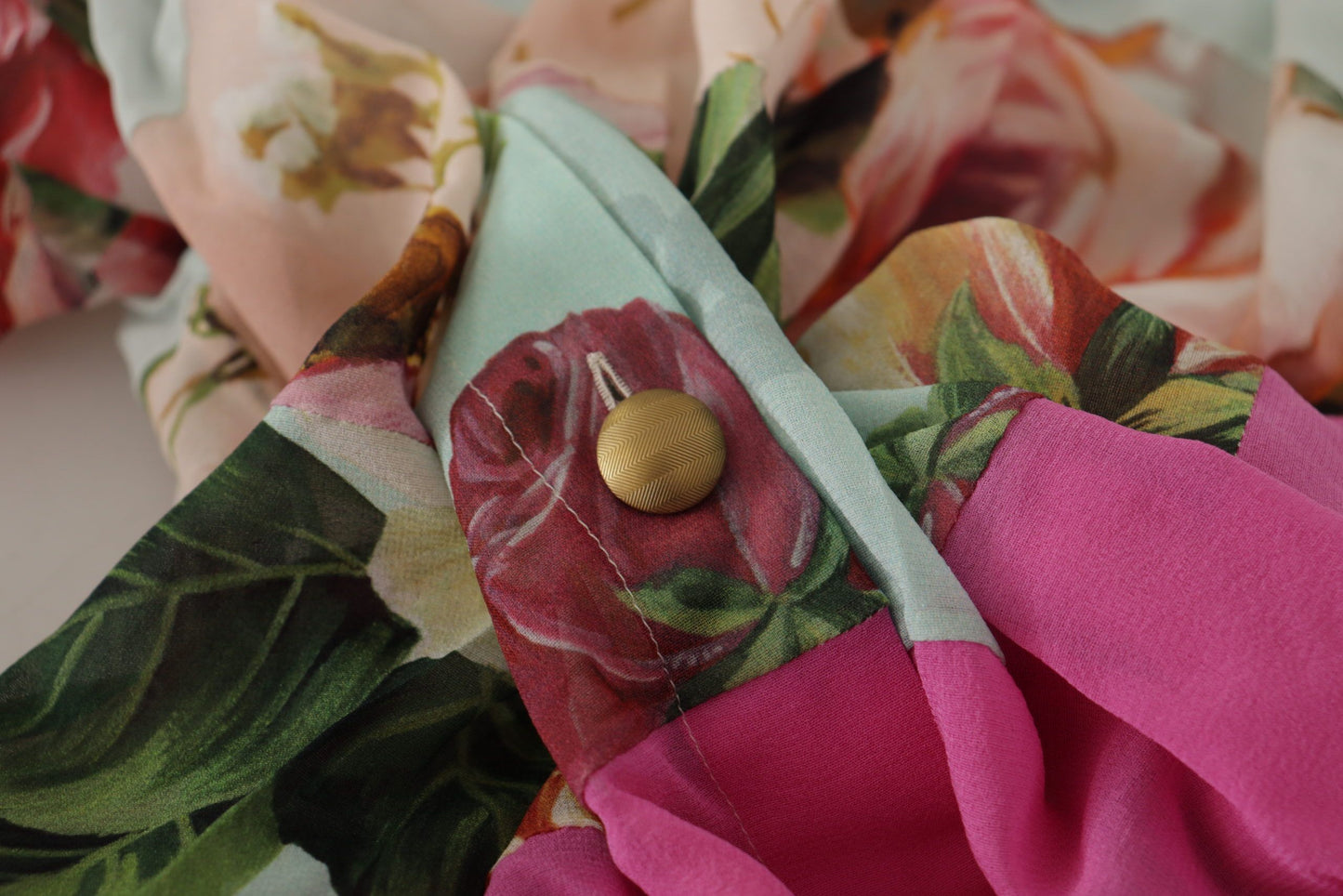 Dolce &amp; Gabbana Bluse mit mehrfarbigem Ascot-Kragen und floralem Patchwork-Design