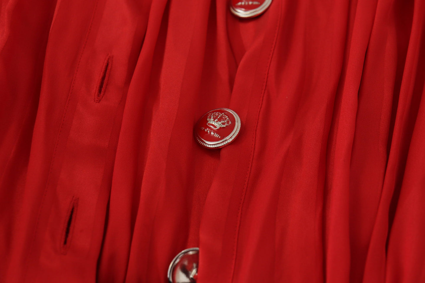 Dolce &amp; Gabbana – Rotes Midikleid aus Satinseide mit Knopfleiste und Gürtel