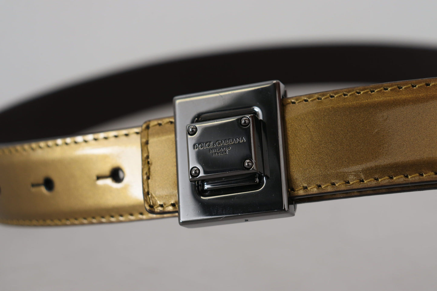 Dolce &amp; Gabbana Gürtel aus goldenem Leder mit silberner quadratischer Metallschnalle