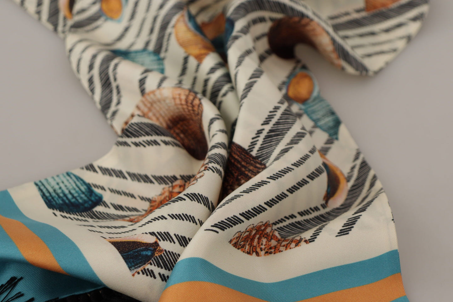 Dolce &amp; Gabbana Seidenschal mit Fransen und Muscheln im DG-Print in mehreren Farben