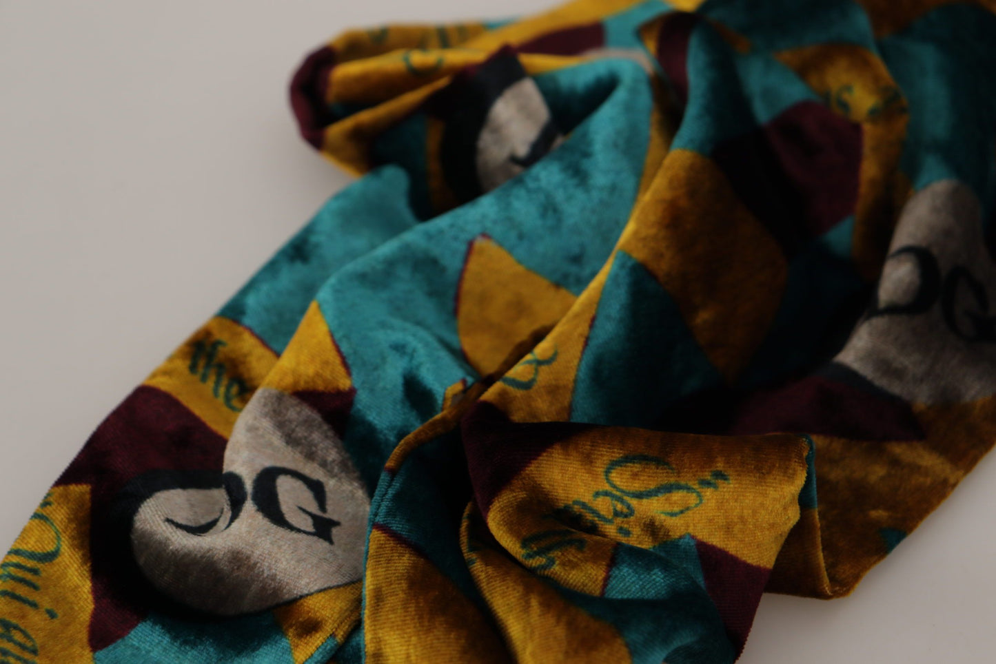 Dolce &amp; Gabbana – Mehrfarbiger Schal mit DG-Logo-Print und Fransen