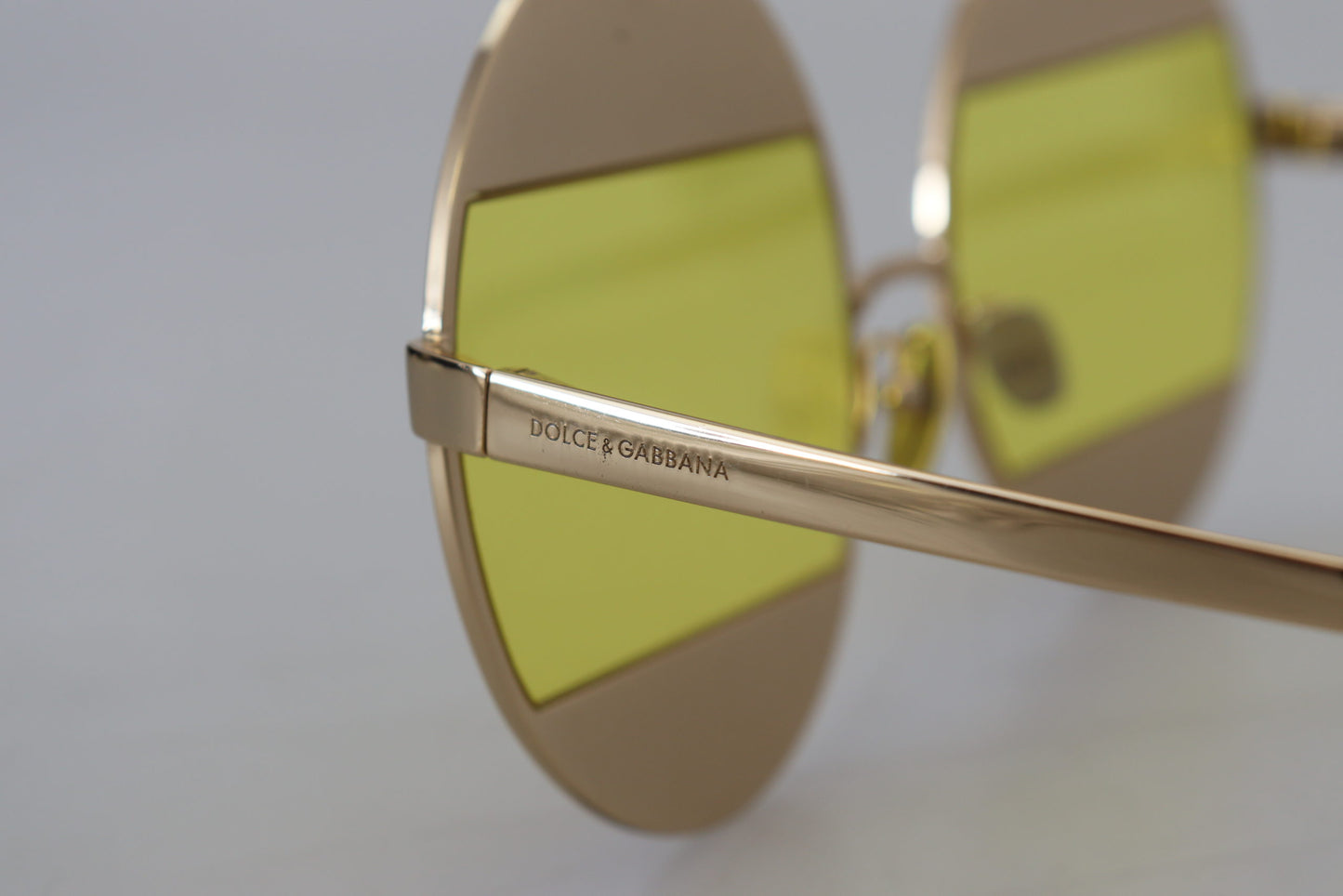 Dolce &amp; Gabbana – DG2209B – Sonnenbrille mit ovalen Metallkristallen in Gold