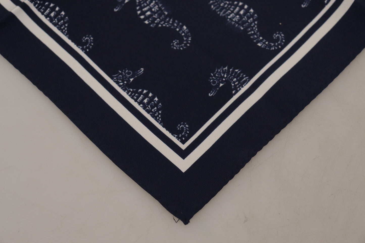 Dolce &amp; Gabbana Blauer quadratischer Taschentuchschal mit Seepferdchen-DG-Aufdruck