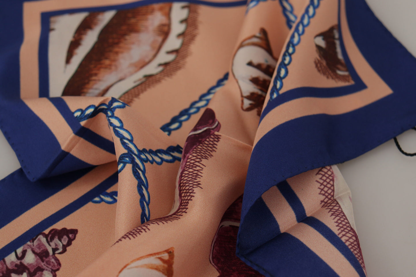 Dolce &amp; Gabbana – Quadratisches Einstecktuch aus Seide mit Muschel-Print