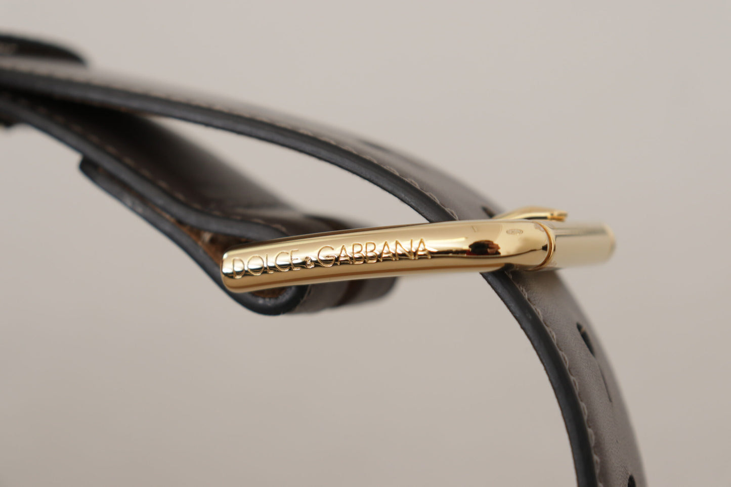 Dolce &amp; Gabbana – Gürtel aus grauem Kalbsleder mit goldener Metall-Logoschnalle