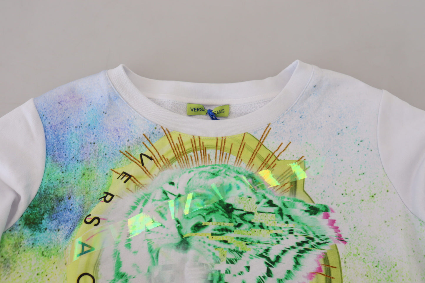 Versace Jeans – Weißer Pullover mit Grafikdruck und langen Ärmeln