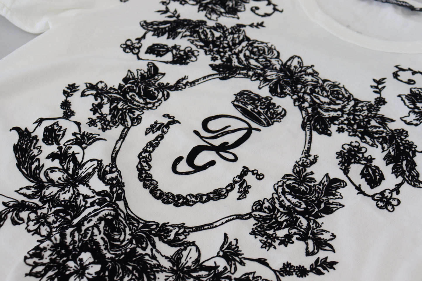Dolce &amp; Gabbana – Weißes T-Shirt mit Rundhalsausschnitt und Blumenmuster in Kronenform für Herren