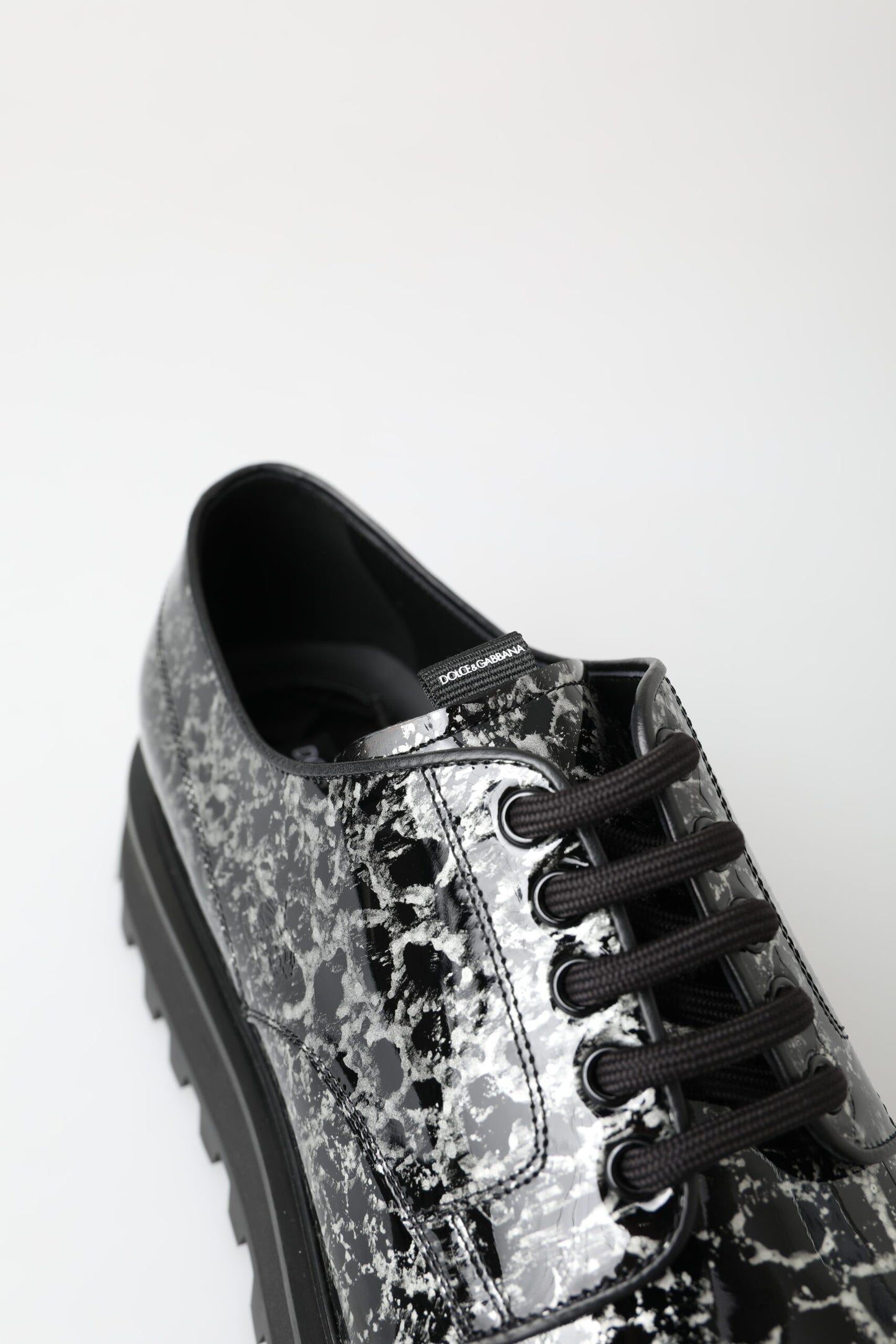 Dolce &amp; Gabbana – Derby-Schuhe aus Lackleder in Schwarz und Weiß
