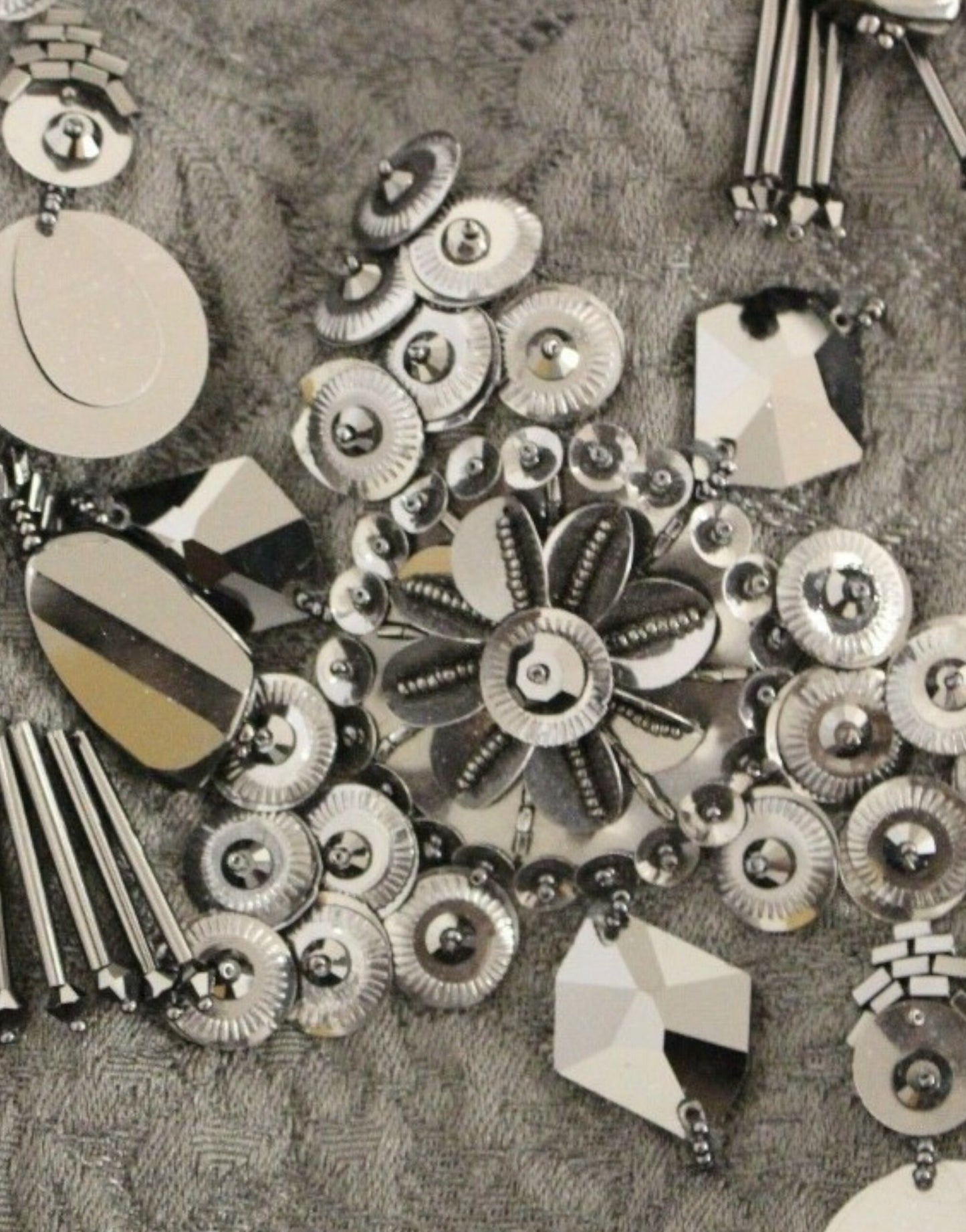 Dolce &amp; Gabbana Schwarzes Kleid mit Blumen- und Kristallbesatz
