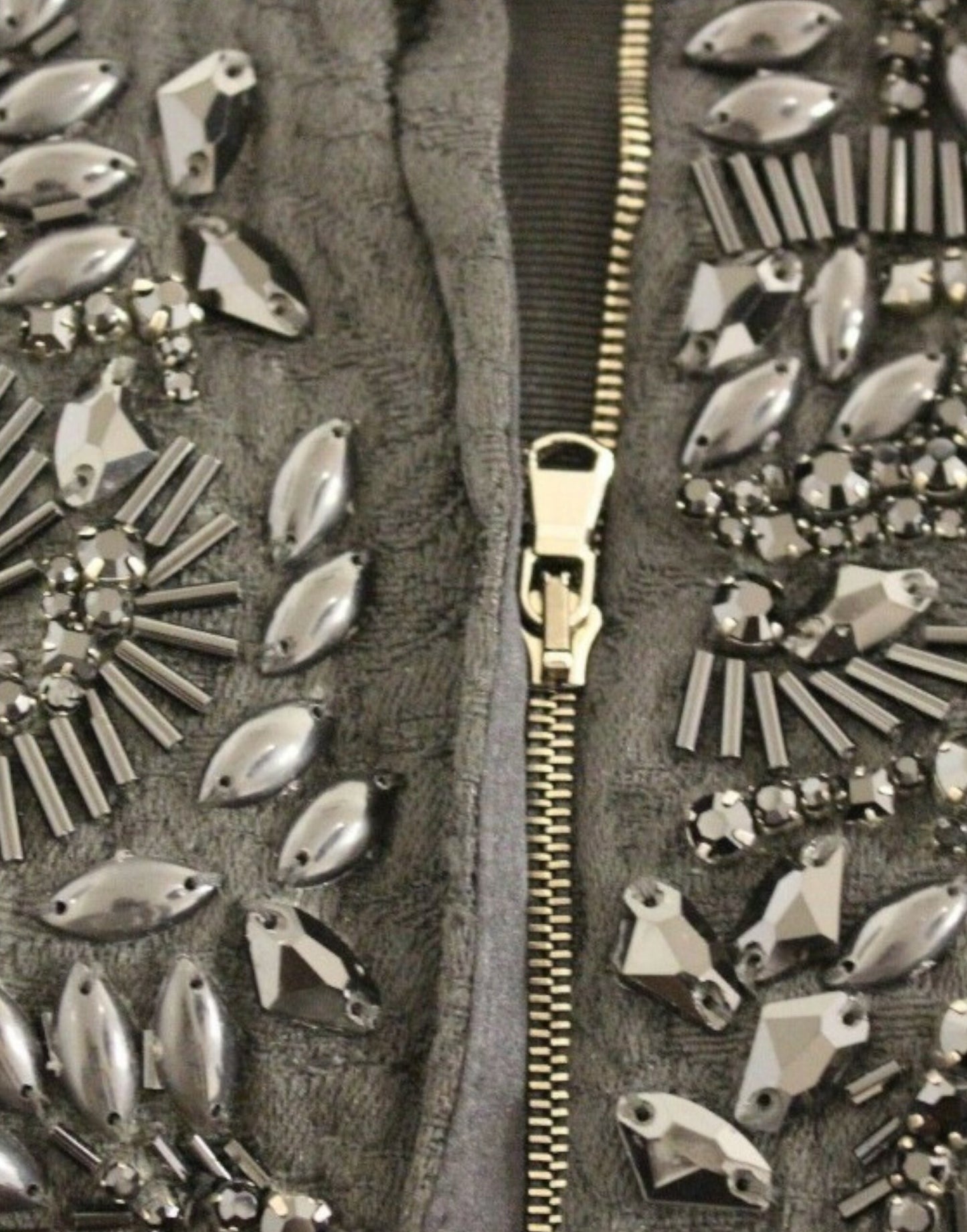 Dolce &amp; Gabbana Schwarzes Kleid mit Blumen- und Kristallbesatz