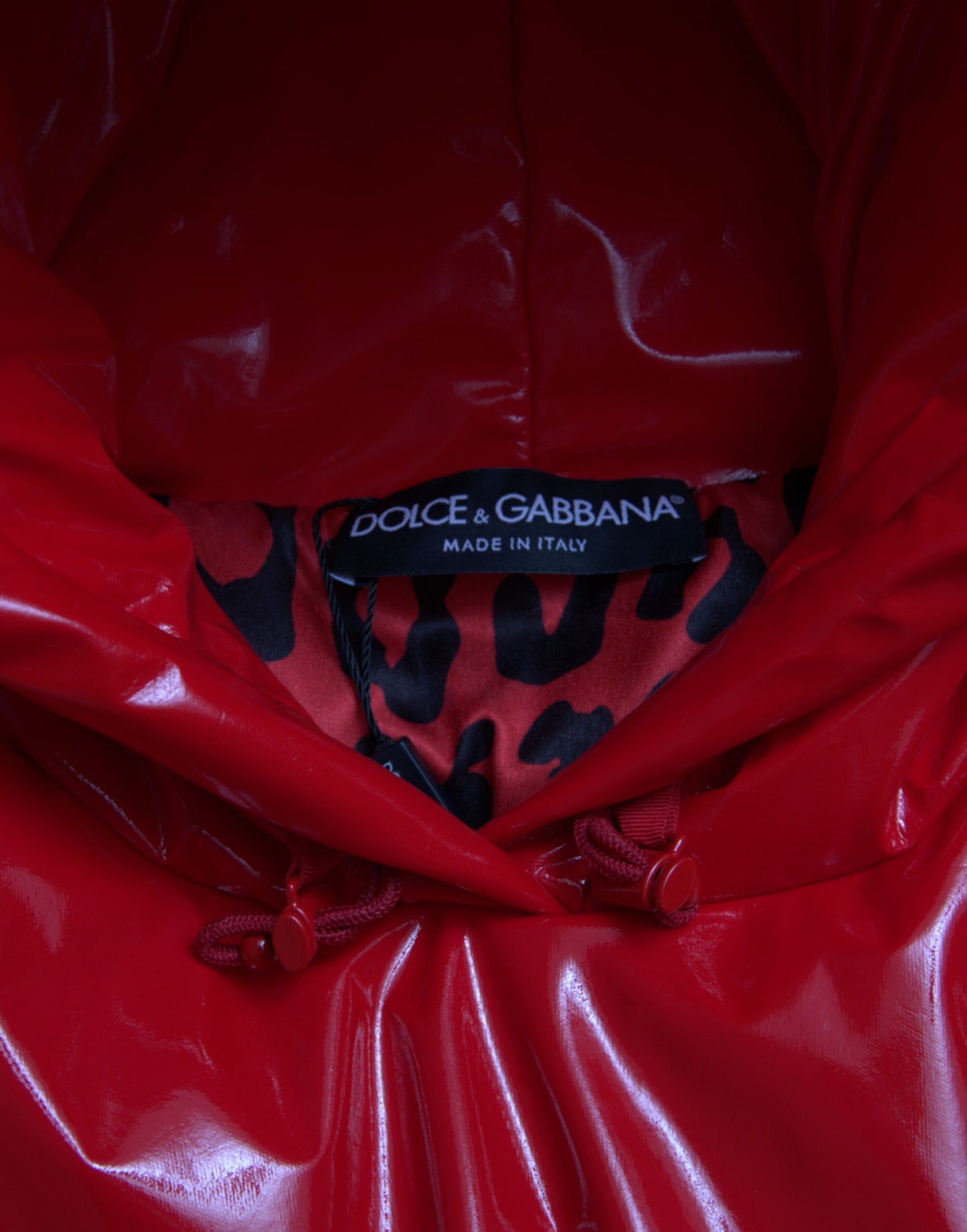 Dolce &amp; Gabbana – Kurze, glänzend rote Manteljacke mit Kapuze