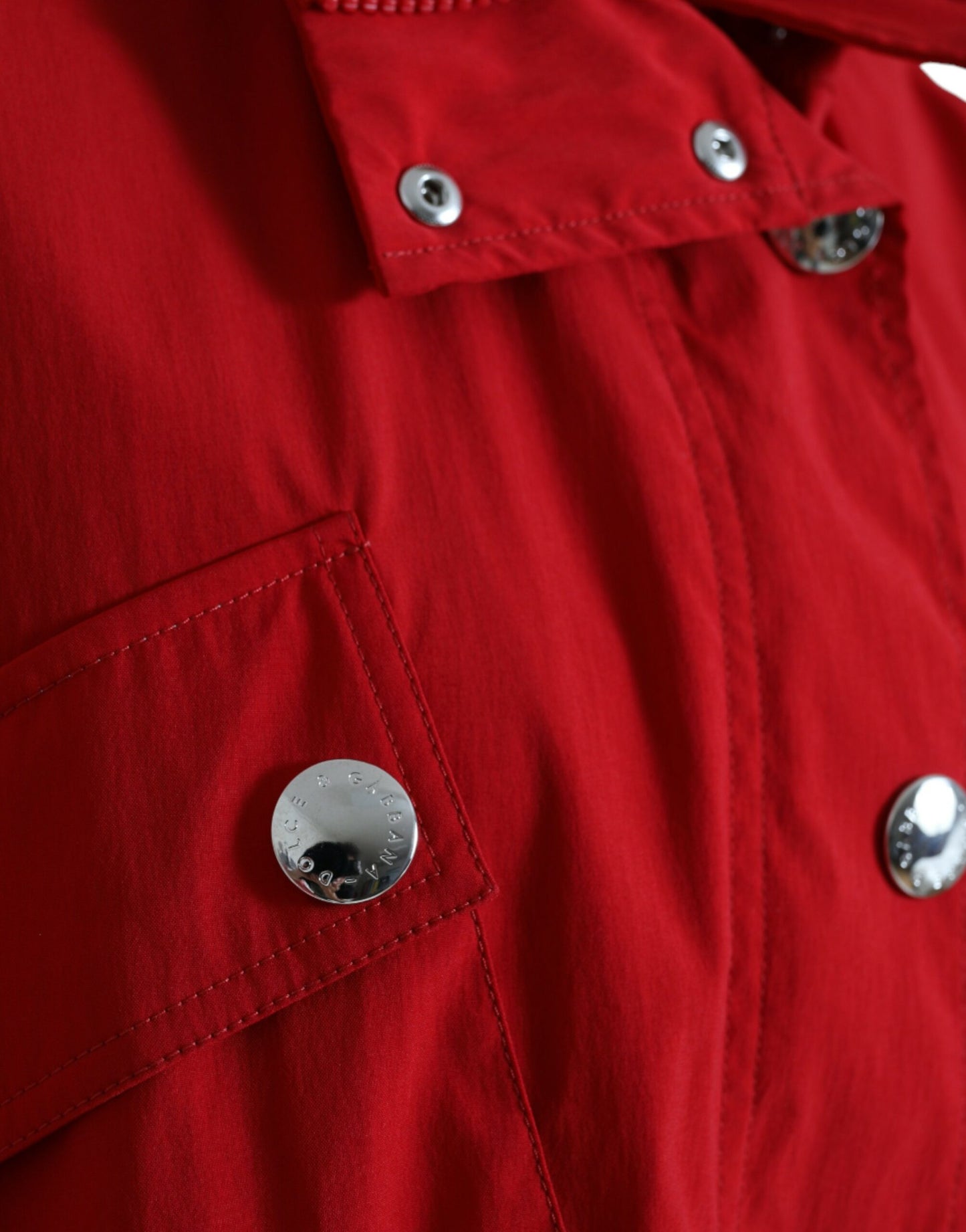Dolce &amp; Gabbana – Regenjacke aus Polyester mit Kapuze und Knöpfen in Rot
