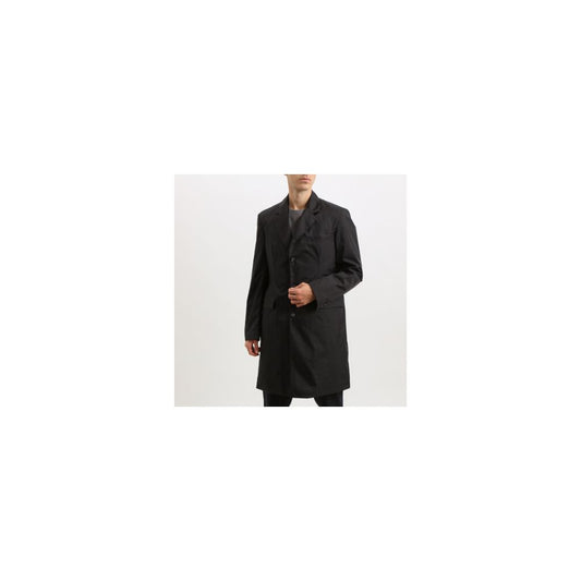 Schwarze Polyesterjacke hinzufügen