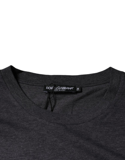 Dolce &amp; Gabbana – Graues T-Shirt aus Baumwolle mit Rundhalsausschnitt und Logo-Patch