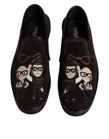 Dolce &amp; Gabbana – DG Family – Flache Slipper aus Wildleder in Braun
