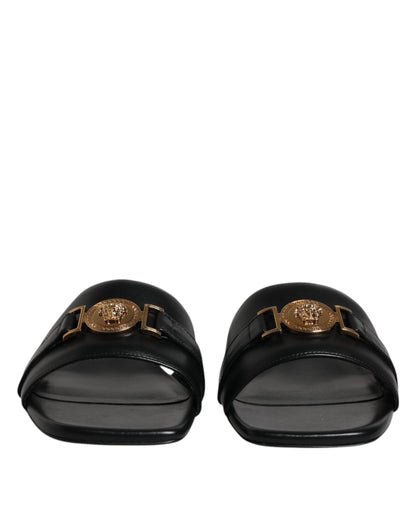 Versace – Schwarze Slipper aus Leder mit Logo-Schild