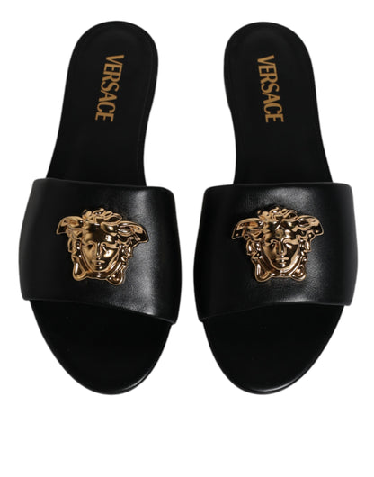 Versace – Schwarze Slipper aus Leder mit Logo-Schild