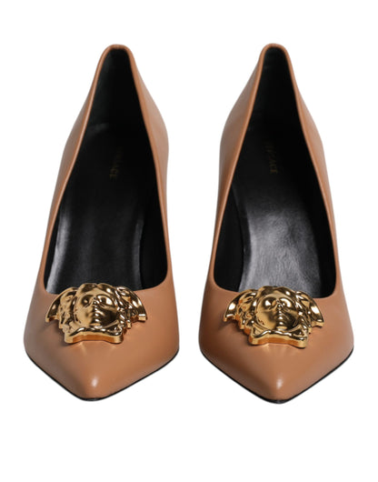 Versace – Pumps mit Logo-Plakette aus braunem Leder