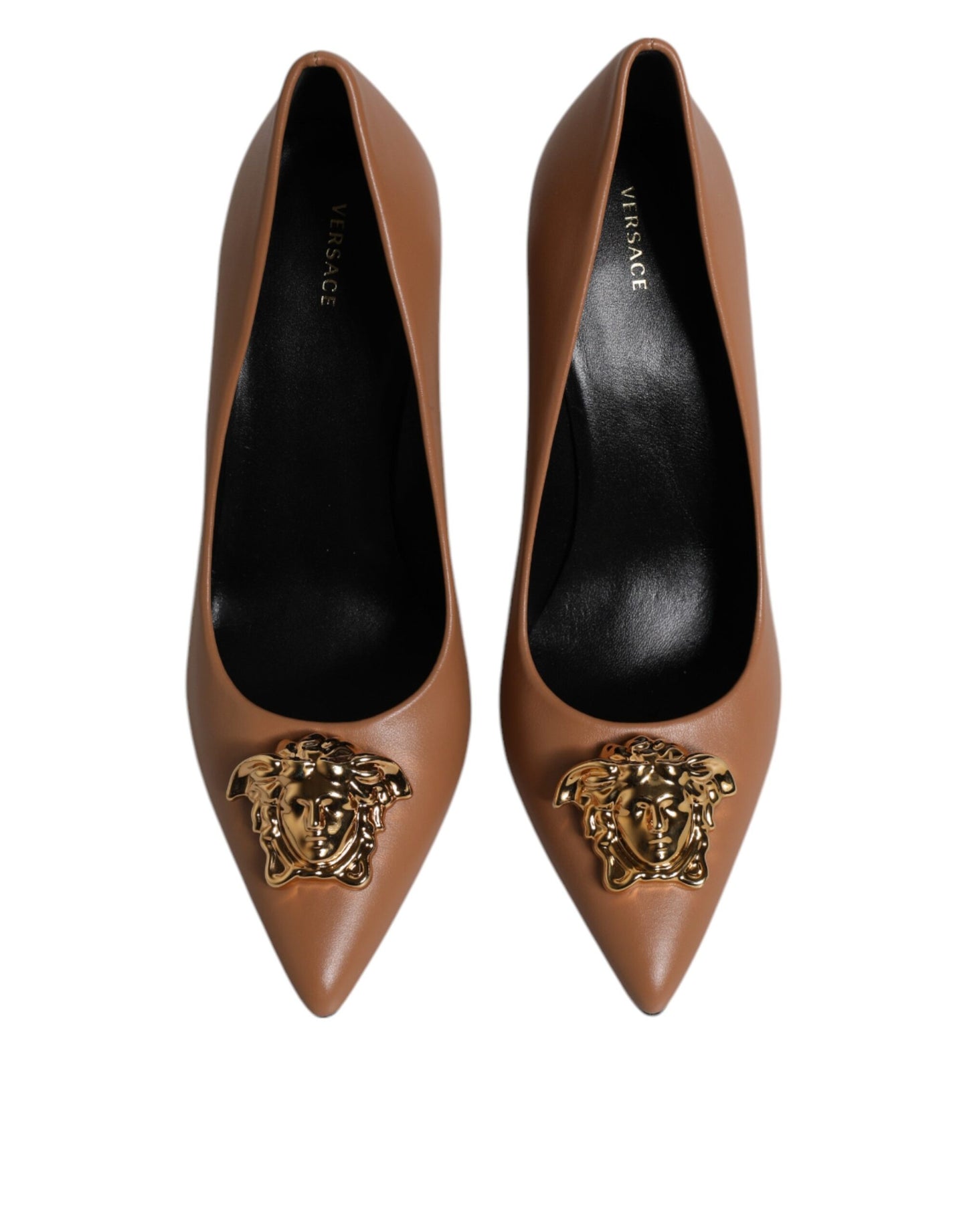 Versace – Pumps mit Logo-Plakette aus braunem Leder