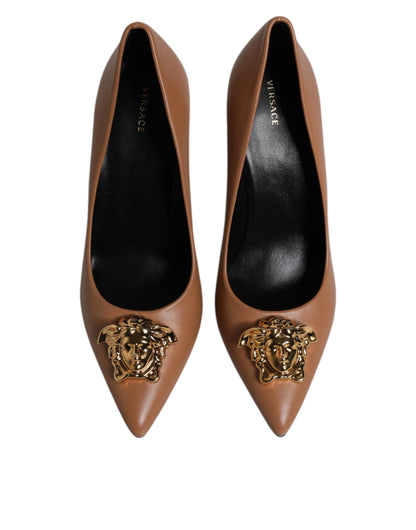 Versace – Pumps mit Logo-Plakette aus braunem Leder