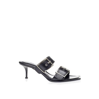 Alexander McQueen: Erhöhen Sie Ihre Schritte in zeitlosen schwarzen Ledersandalen